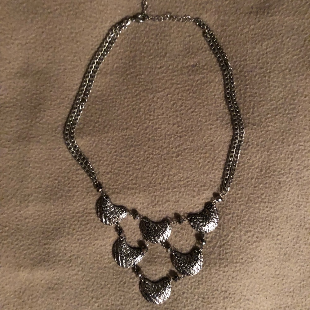 Like New Silver Necklace w/ Crescent Design
